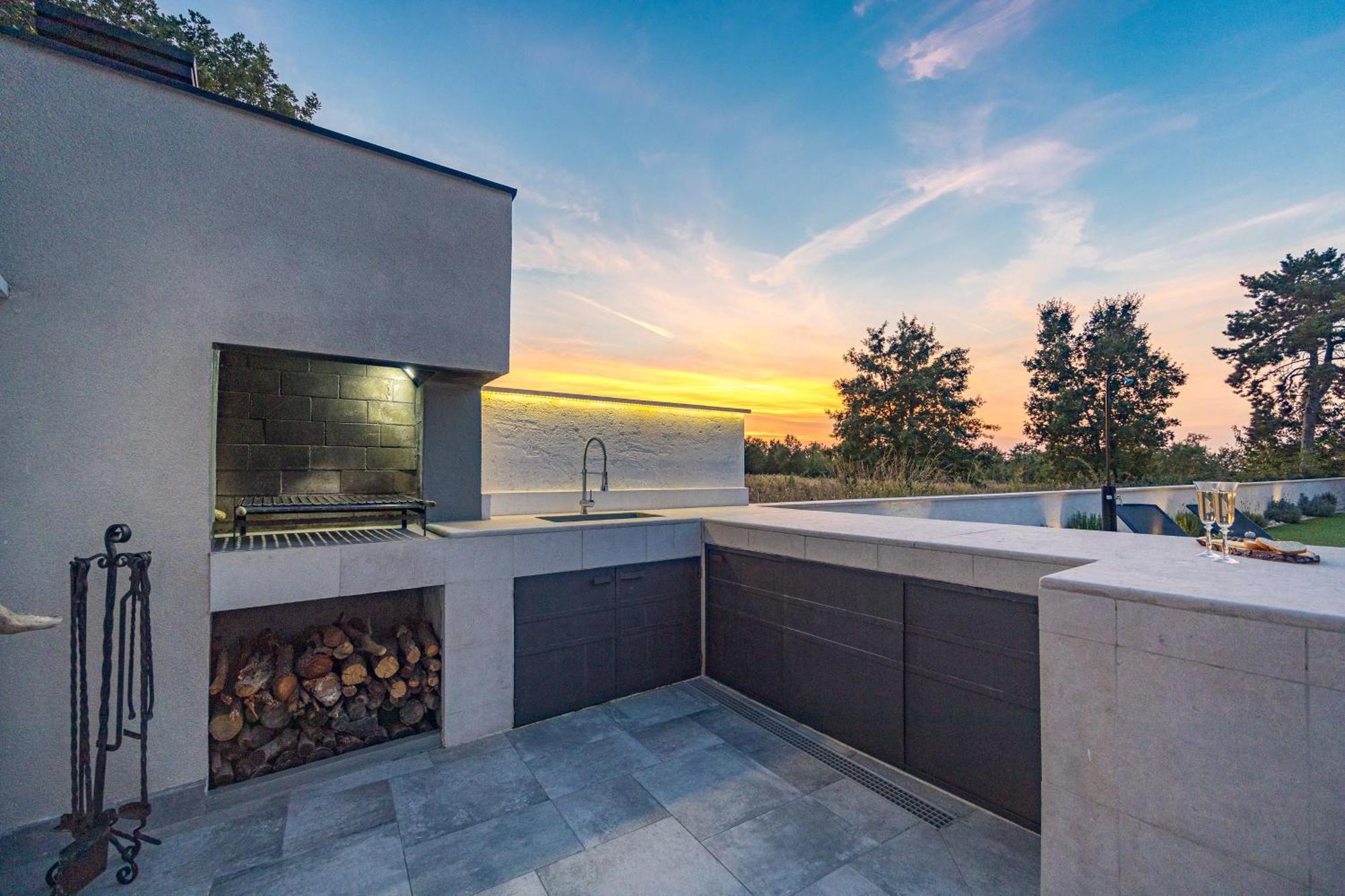 Special Offer! New Luxury Apartment With Pool, Fitness, Outdoor Bar&Grill Buje Zewnętrze zdjęcie