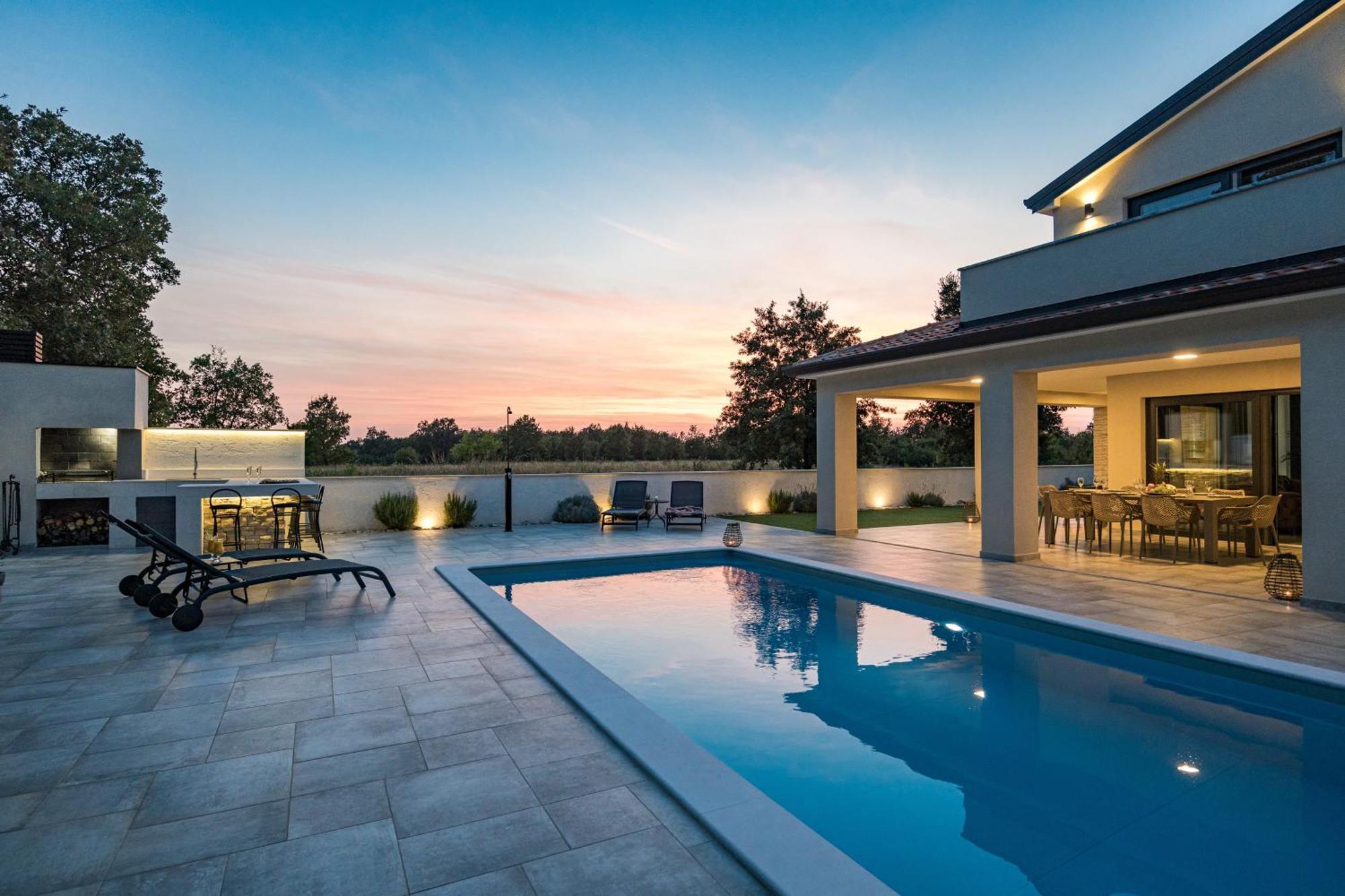 Special Offer! New Luxury Apartment With Pool, Fitness, Outdoor Bar&Grill Buje Zewnętrze zdjęcie