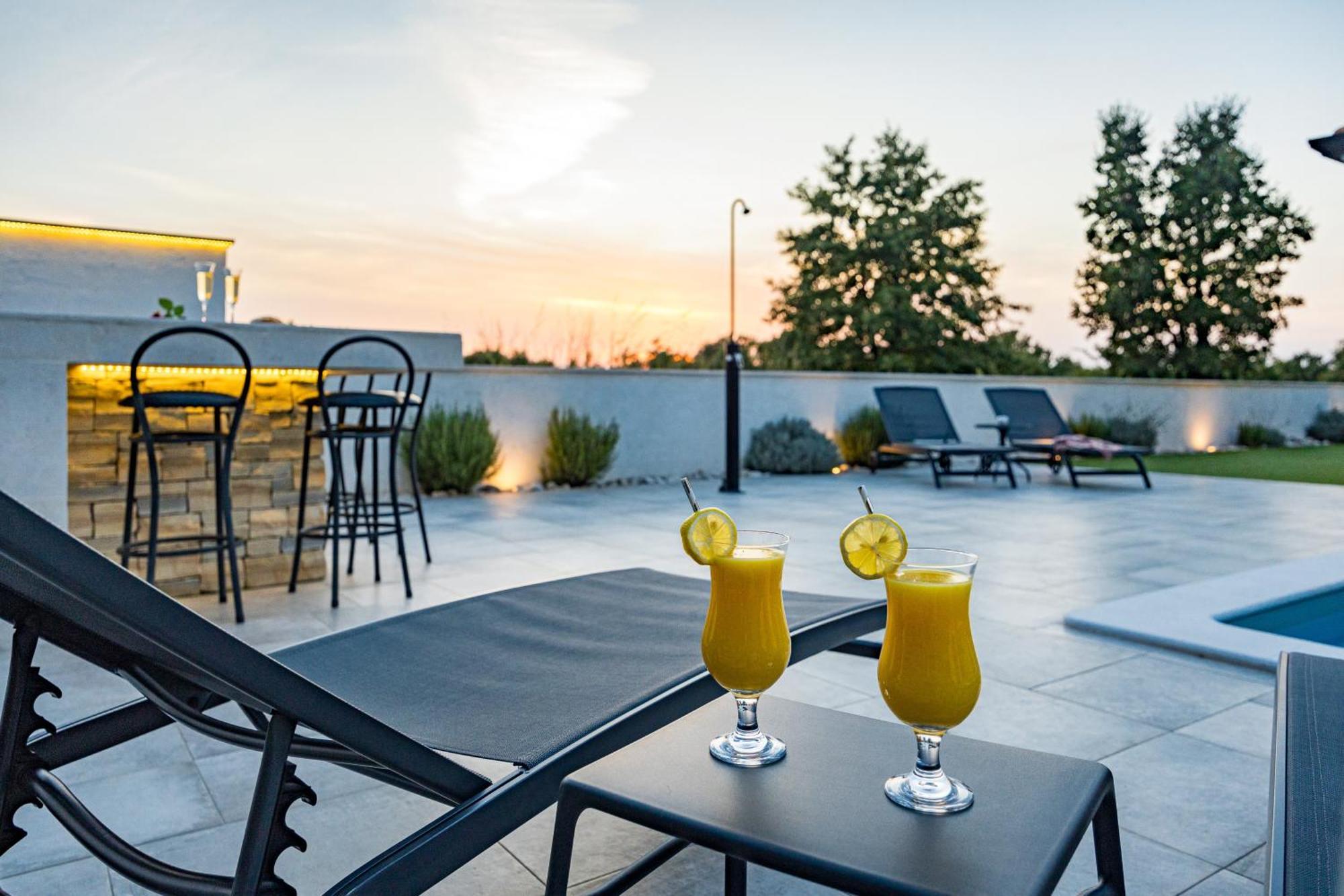 Special Offer! New Luxury Apartment With Pool, Fitness, Outdoor Bar&Grill Buje Zewnętrze zdjęcie