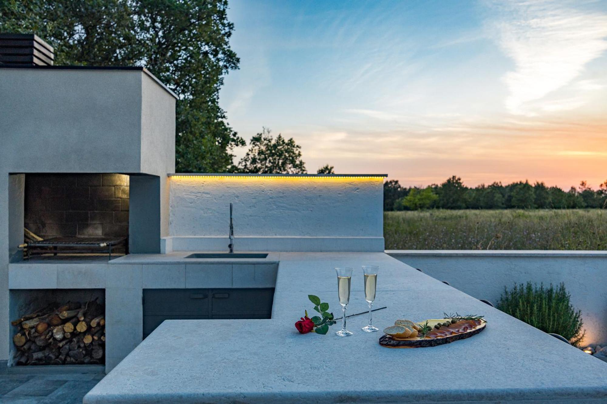 Special Offer! New Luxury Apartment With Pool, Fitness, Outdoor Bar&Grill Buje Zewnętrze zdjęcie