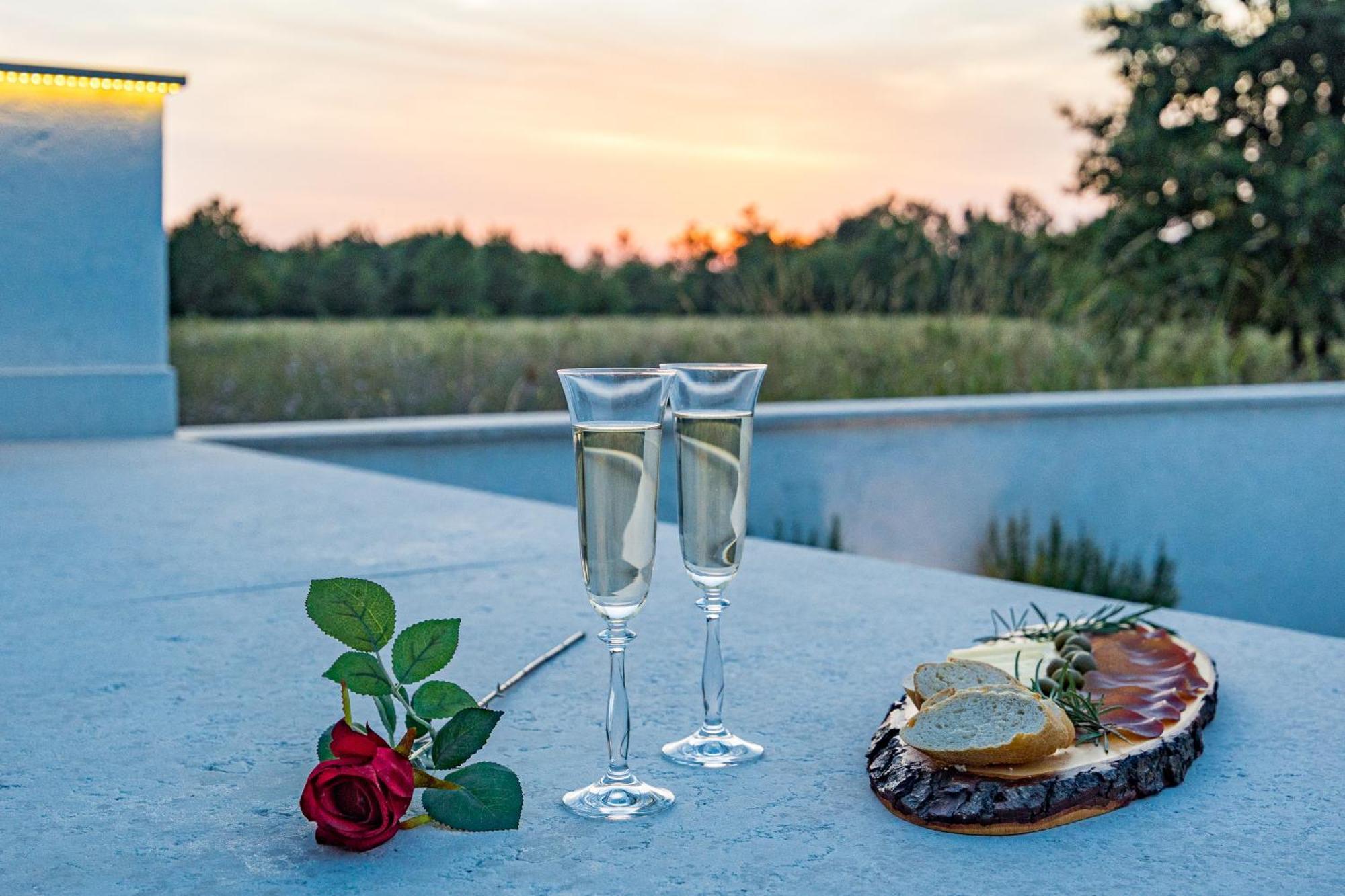 Special Offer! New Luxury Apartment With Pool, Fitness, Outdoor Bar&Grill Buje Zewnętrze zdjęcie
