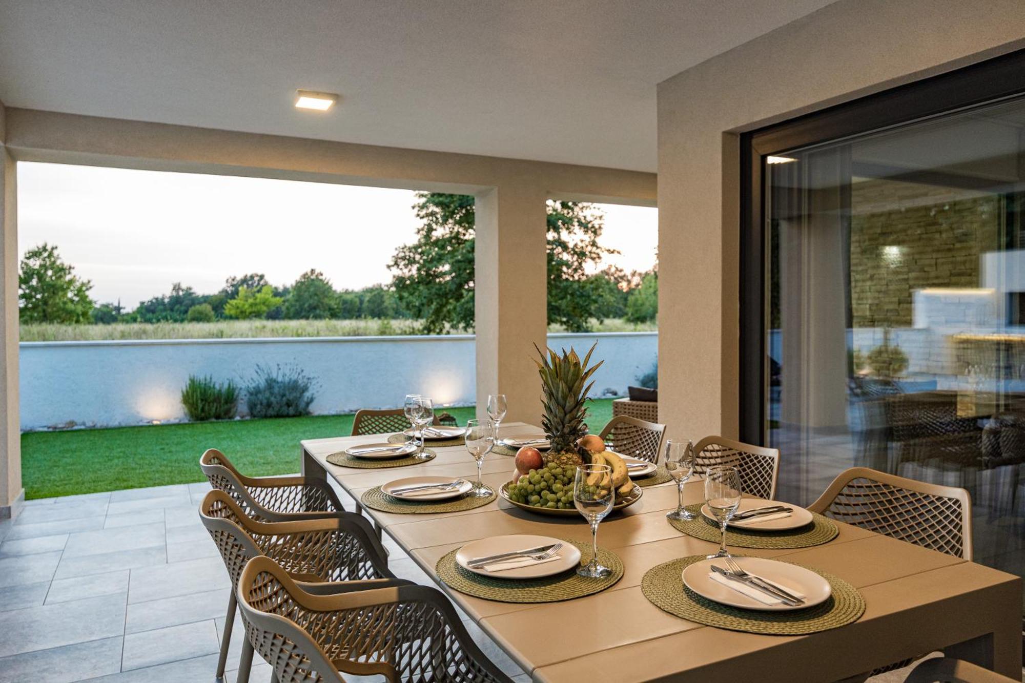 Special Offer! New Luxury Apartment With Pool, Fitness, Outdoor Bar&Grill Buje Zewnętrze zdjęcie