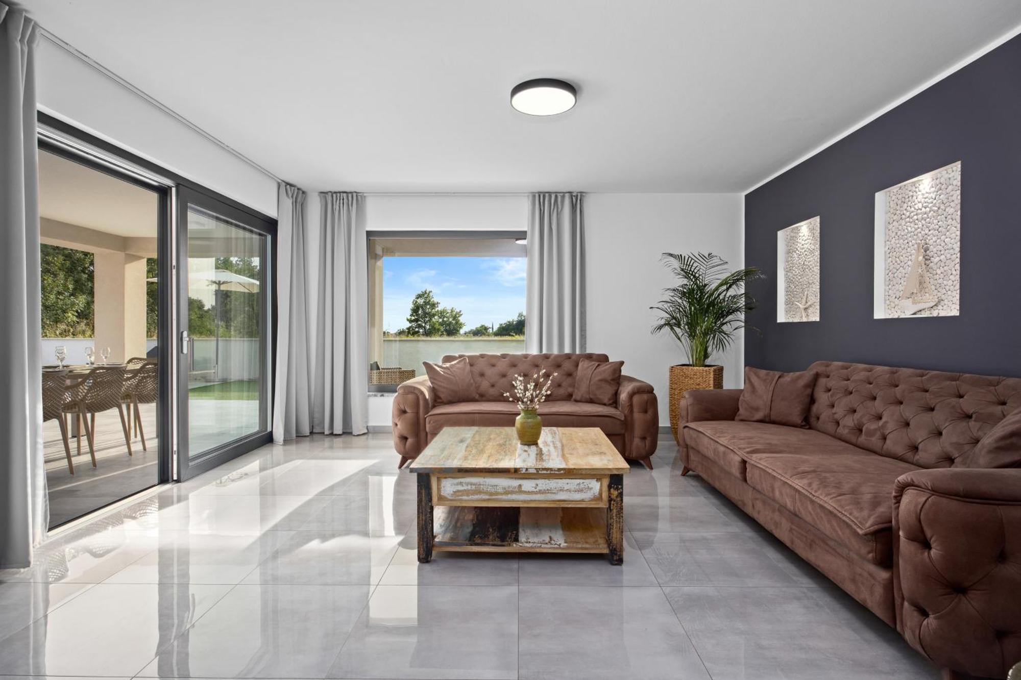 Special Offer! New Luxury Apartment With Pool, Fitness, Outdoor Bar&Grill Buje Zewnętrze zdjęcie