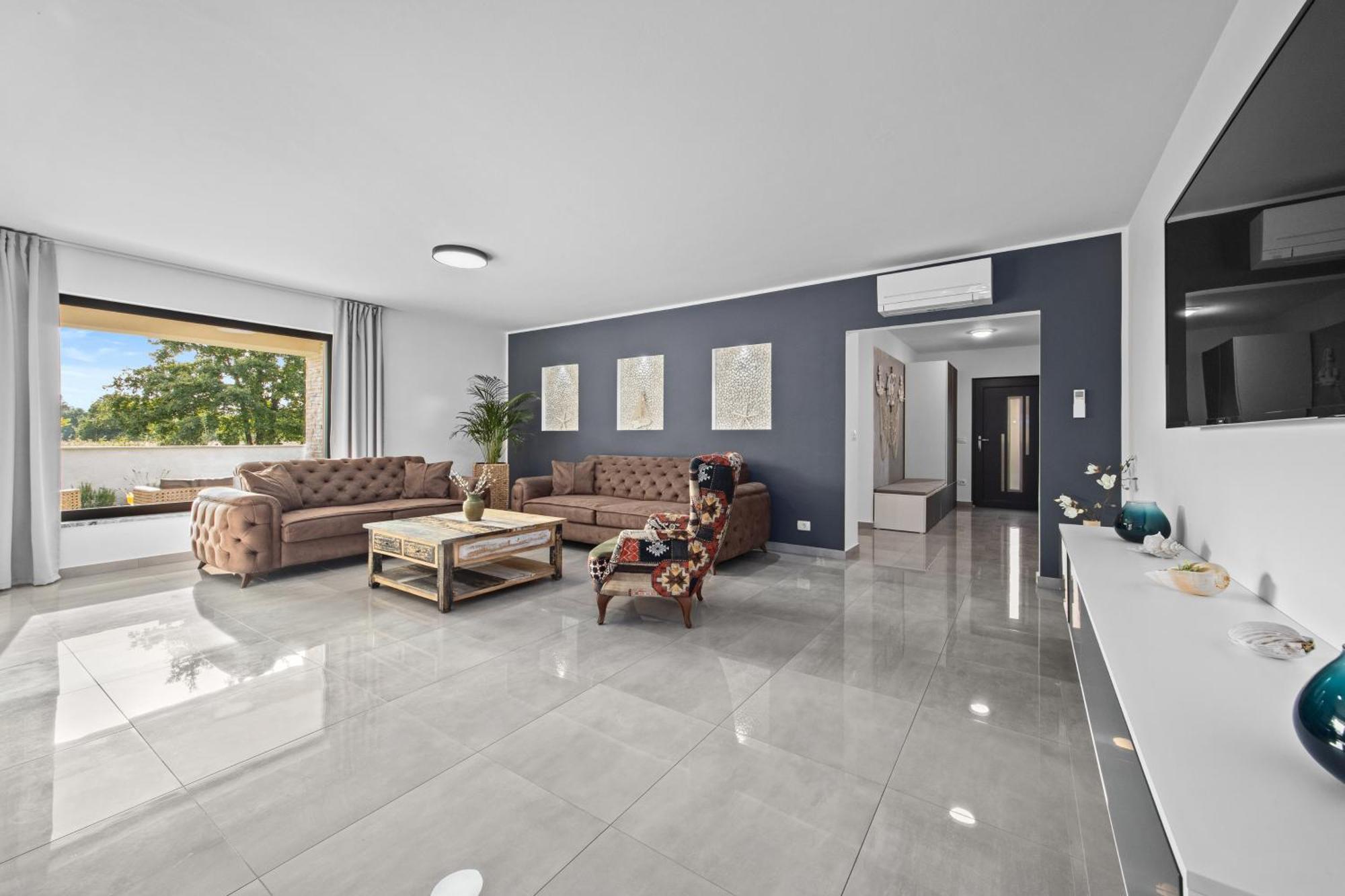 Special Offer! New Luxury Apartment With Pool, Fitness, Outdoor Bar&Grill Buje Zewnętrze zdjęcie