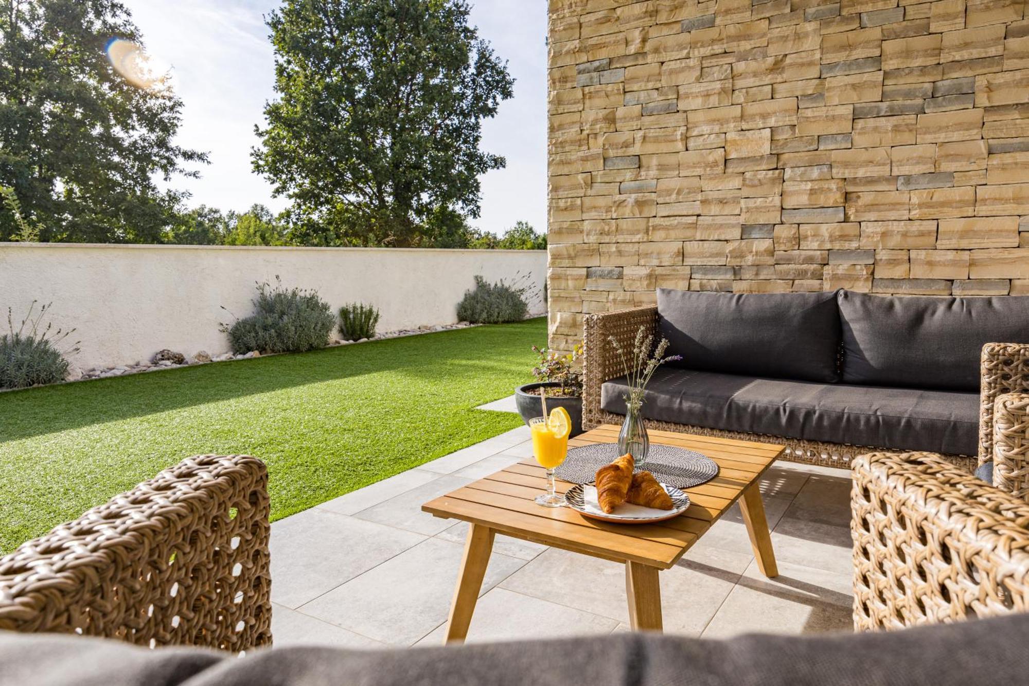 Special Offer! New Luxury Apartment With Pool, Fitness, Outdoor Bar&Grill Buje Zewnętrze zdjęcie