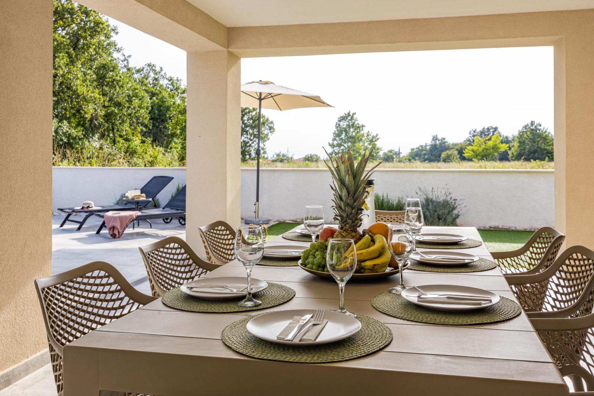 Special Offer! New Luxury Apartment With Pool, Fitness, Outdoor Bar&Grill Buje Zewnętrze zdjęcie