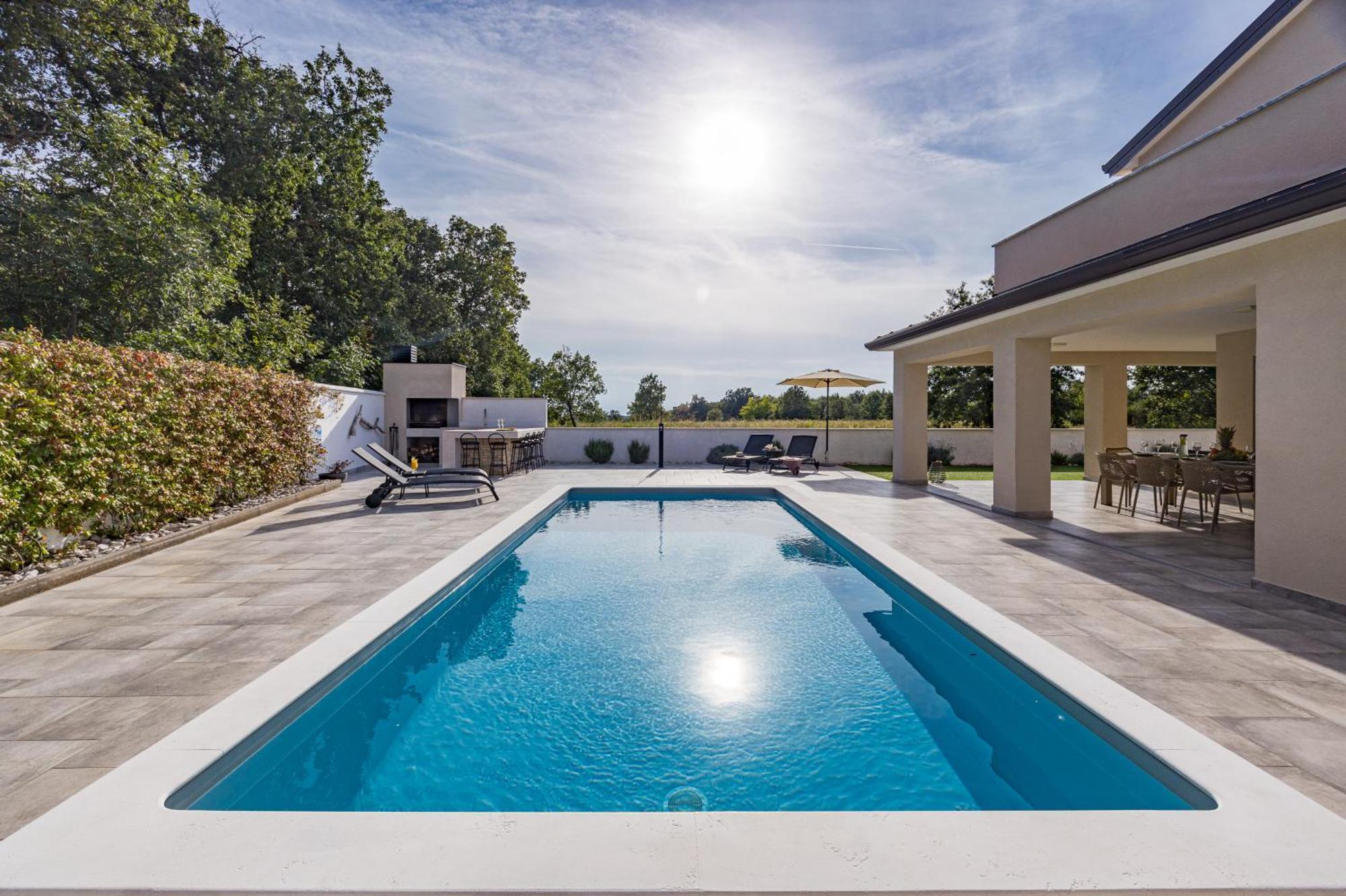 Special Offer! New Luxury Apartment With Pool, Fitness, Outdoor Bar&Grill Buje Zewnętrze zdjęcie